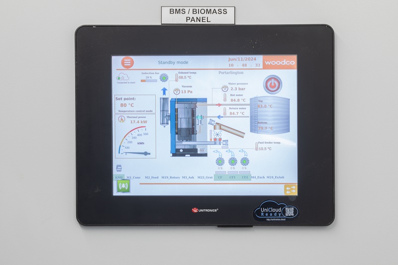 iGen Max controller actively monitoring the performance of a biomass heating system, displaying real-time energy consumption data